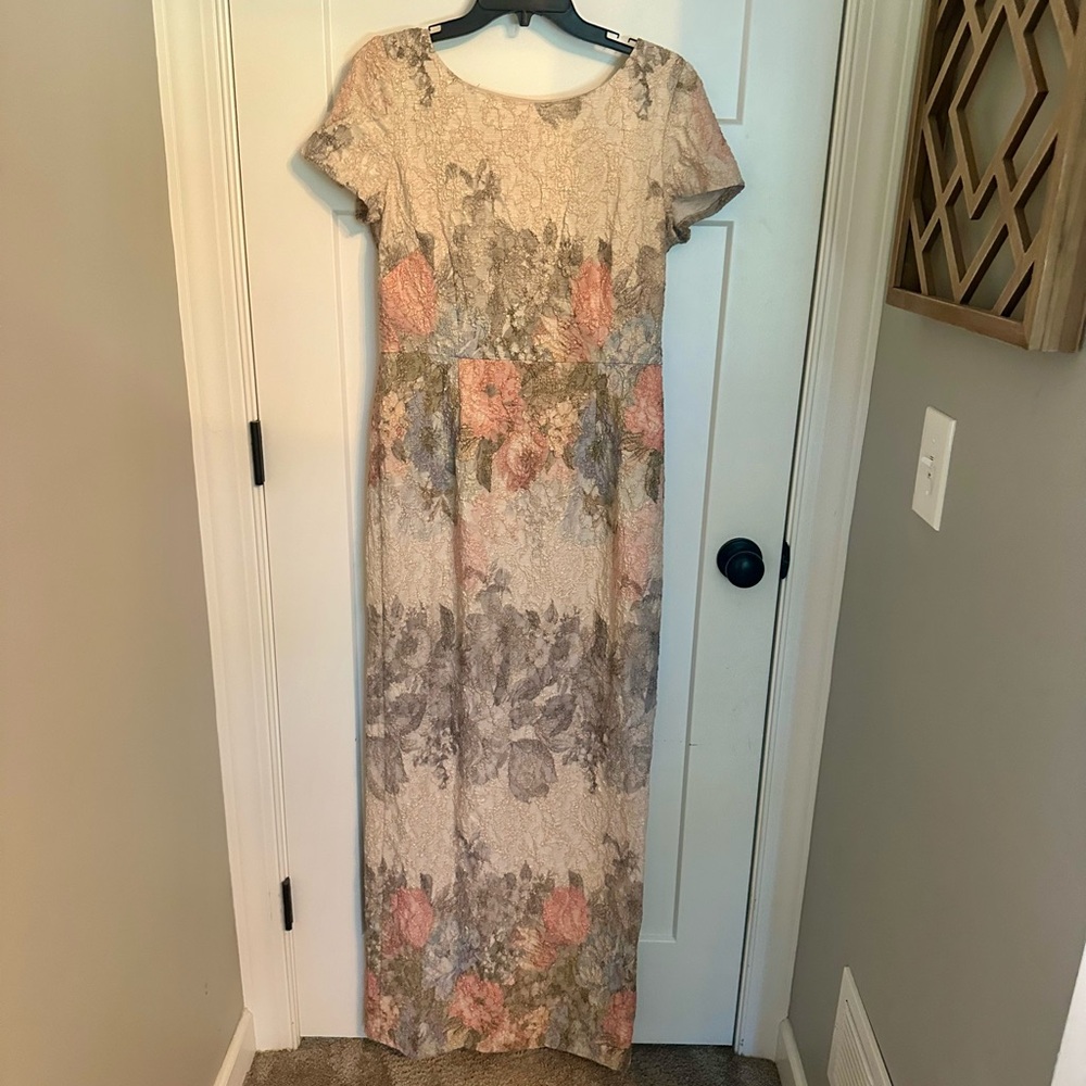 Stunning floral dress!